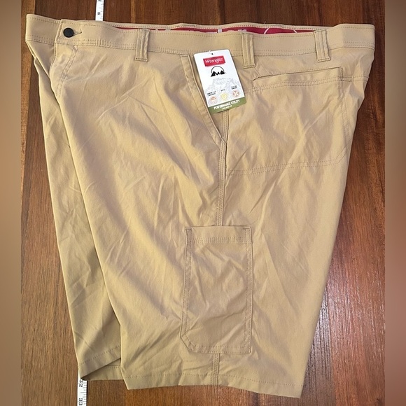 Wrangler Men's Performance Utility Short 112316174 Elmwood Relaxed Fit NWT - Picture 1 of 4